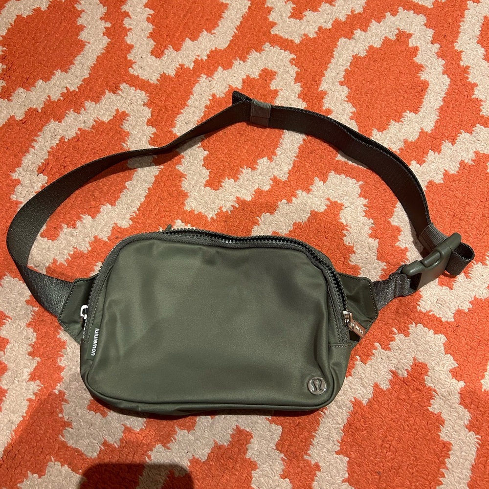 Lululemon Everywhere Belt Bag Large 2L Grey Sage